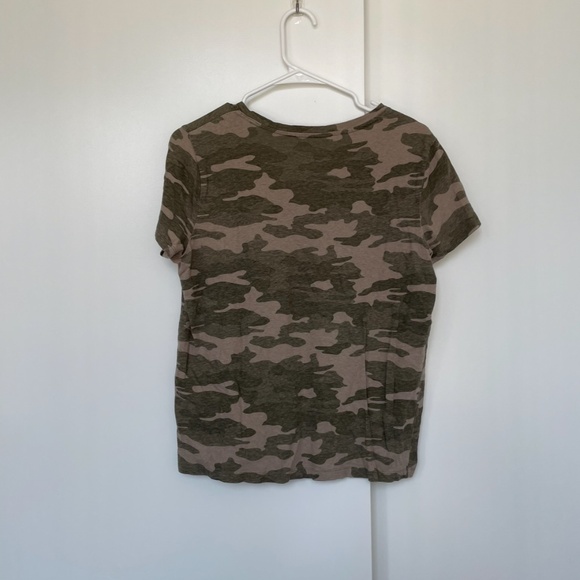 Universal Threads CamoMontery V-Neck - Picture 3 of 3